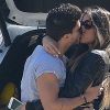 Mayra Cardi foi fotografada trocando beijos com Arthur Aguiar em aeroporto carioca
