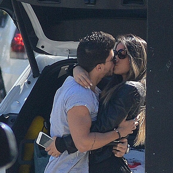 Mayra Cardi foi fotografada trocando beijos com Arthur Aguiar em aeroporto carioca