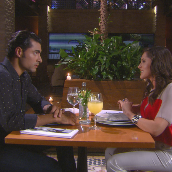 Verônica (Elise Brites) convida Gustavo (Carlo Porto) para jantar e, durante o encontro, declara seu amor para ele, no capítulo que vai ao ar sexta-feira, dia 15 de setembro de 2017, na novela 'Carinha de Anjo'