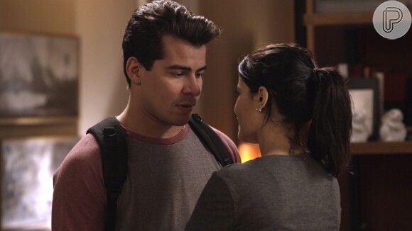 Antônia (Vanessa Giácomo) e Júlio (Thiago Martins) não resistem e se beijam, na novela 'Pega Pega'