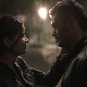 Antônia (Vanessa Giácomo) decide dar uma chance a Domênico (Marcos Veras) e o chama para sair, na novela 'Pega Pega'