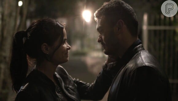 Antônia (Vanessa Giácomo) decide dar uma chance a Domênico (Marcos Veras) e o chama para sair, na novela 'Pega Pega'