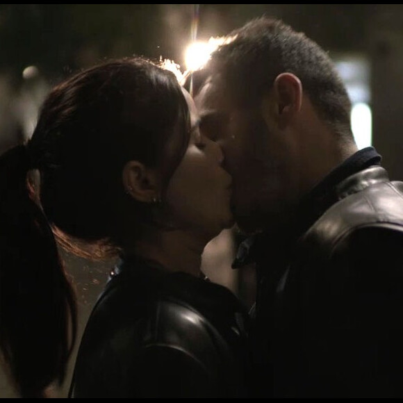 Após terminar com Júlio (Thiago Martins), Antônia (Vanessa Giácomo) cedeu a um beijo de Domênico (Marcos Veras), na novela 'Pega Pega'