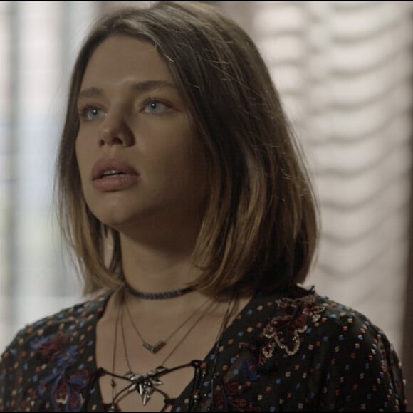 Cibele (Bruna Linzmeyer) revela diante de Ruy (Fiuk) e sua família que Ritinha (Isis Valverde) é bígama, na novela 'A Força do Querer'