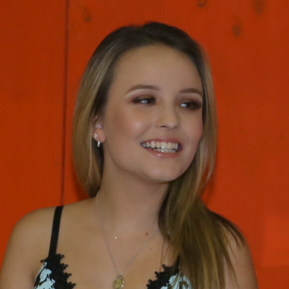 Larissa Manoela não levou o almoço para a Bienal do Livro: 'O lanche da tarde eu trouxe. É um bolo de maracujá sem glúten, sem lactose e sem açúcar'