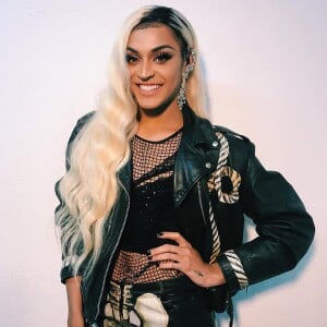 Elementos telados e motivos de caveira, a exemplo do look de Pabllo Vittar, dão um ar rocker ao visual