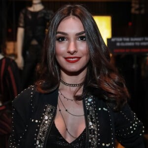 Marina Moschen investiu em um jogo de colares de diferentes tamanhos para preencher o decote do look