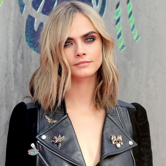 Cara Delevingne apostou em jaqueta com mangas em veludo e broches, que dão um up no look e podem facilmente ser adicionados a uma peça lisa
