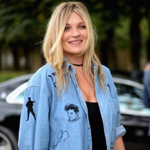 O camisão jeans de Kate Moss contava com referências a Elvis, o 'Rei do Rock'