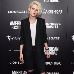 Kristen Stewart equilibrou a descolada calça rasgada com a elegância do blazer na produção