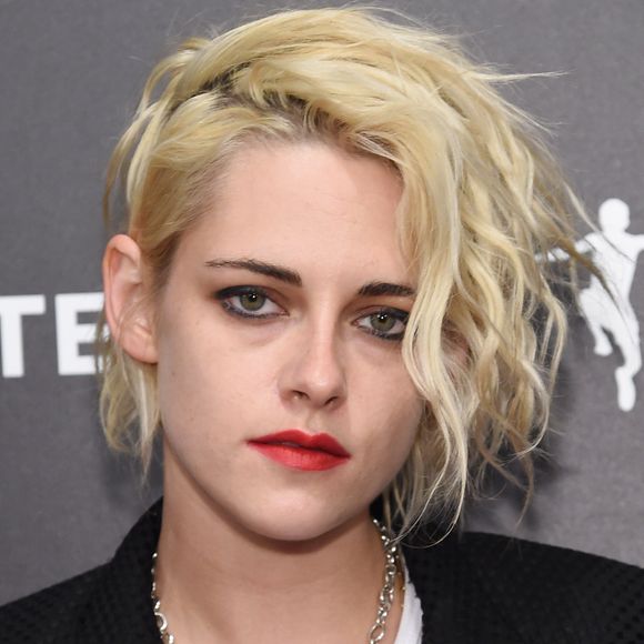Para cabelos curtos, como o de Kristen Stewart, vale apostar em um visual bagunçadinho com a ajuda de fixador ou pentear os fios para o lado