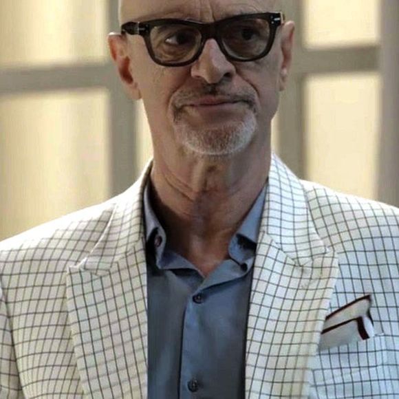 Pedrinho (Marcos Caruso) explica a Rúbia (Gabriel Sanches) que Nelito (Rodrigo Fagundes) está com ciúmes dela, na novela 'Pega Pega'