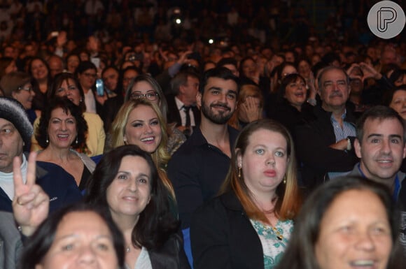 Ellen Rocche e Rogério Oliveira foram clicados juntos em show do Roberto Carlos na última sexta-feira, 1 de setembro de 2017