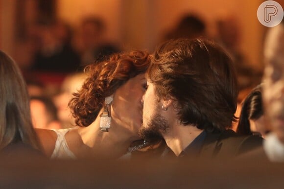 Camila Pitanga e Igor Angelkorte trocam beijos no Grande Prêmio de Cinema Brasileiro, no Teatro Municipal, no Rio de Janeiro, na noite desta terça-feira, 5 de setembro de 2017
