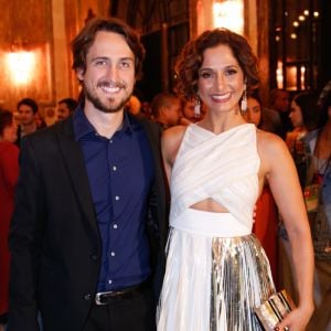 Camila Pitanga e Igor Angelkorte posam para foto no Grande Prêmio do Cinema Brasileiro, em 5 de agosto de 2017