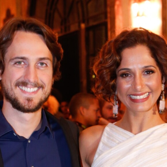Camila Pitanga e Igor Angelkorte posam para foto no Grande Prêmio do Cinema Brasileiro, em 5 de agosto de 2017