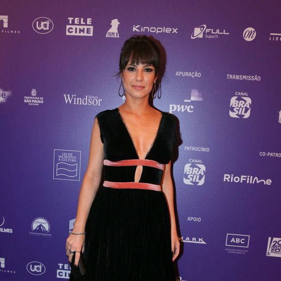 Andreia Horta vestiu longo aveludado com detalhes em rosa para o Grande Prêmio do Cinema Brasileiro, realizado no Theatro Municipal do Rio de Janeiro nesta terça-feira, 5 de setembro de 2017