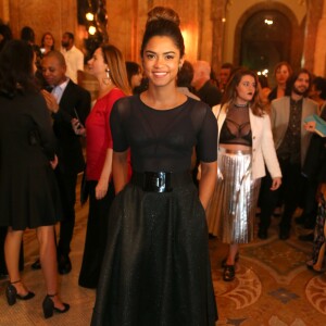 Lucy Alves usou saia brilhosa e blusa transparente, evidenciando o strappy bra, no Grande Prêmio do Cinema Brasileiro, realizado no Theatro Municipal do Rio de Janeiro nesta terça-feira, 5 de setembro de 2017