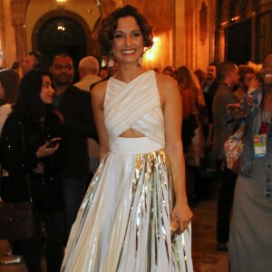 Camila Pitanga arrasou com um longo off-white Proenza Schouler com recorte na barriga no Grande Prêmio do Cinema Brasileiro, realizado no Theatro Municipal do Rio de Janeiro nesta terça-feira, 5 de setembro de 2017