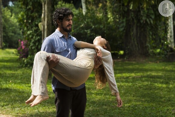 Vitor (Daniel de Oliveira) atira em Alice (Sophie Charlotte) ao fazer a ex-mulher refém e tentar balear Renato (Renato Góes), na supersérie 'Os Dias Eram Assim'