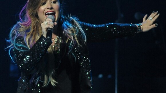 Demi Lovato faz show em São Paulo e surpreende com vídeo de sua carreira