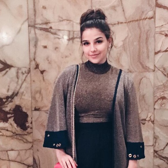 Gabriela Medvedovski com um maxi kimono e um top brilhoso como o look para o Grande Prêmio do Cinema Brasileiro em 2017