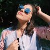 Gabriela Medvedovski gosta de combinar jauetas folgadinhas com um toque brilhoso para um look descontraído e moderno