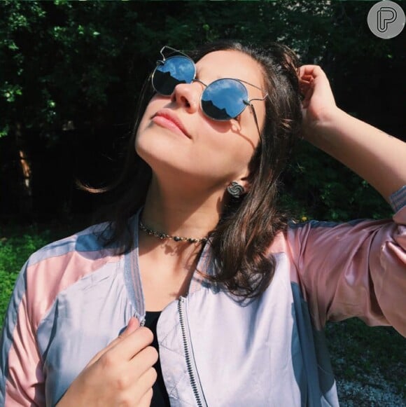 Gabriela Medvedovski gosta de combinar jauetas folgadinhas com um toque brilhoso para um look descontraído e moderno