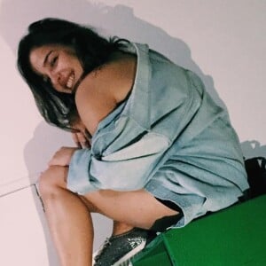 Gabriela Medvedovski declarou que ama jaquetas jeans clarinhas para deixar o visual mais descontraído