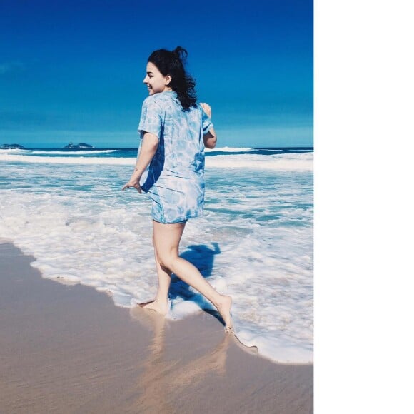 Gabriela Medvedovski apostou em um macaquinho jeans desconstruído para um dia na praia