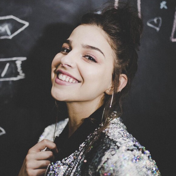 Gabriela Medvedovski é apaixonada por looks com bem brilhosos e com purpurina