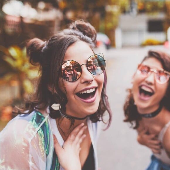 Gabriela Medvedovski apostou em uma jaqueta com inspiração futurista para uma foto com a colega de 'Malhação' Samantha Grigio