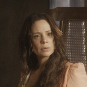 Amália (Vanessa Gerbelli) se lembra de um caso de envenenamento por pó de chumbo em Portugal, com os mesmos sintomas de Peter (Caco Ciocler), na novela 'Novo Mundo'