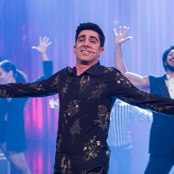 Marcelo Adnet comemora aniversário de 36 anos soltando a voz com a namorada