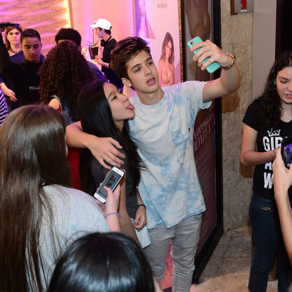 João Guilherme fez muitas selfies com os fãs em São Paulo, na noite de quarta-feira, 6 de setembro de 2017