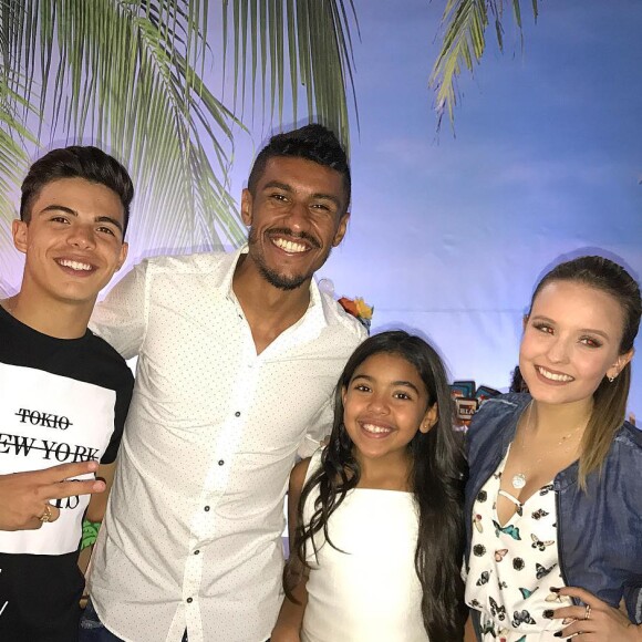 Larissa Manoela encontra Thomaz Costa em festa e fãs criticam ex: 'Só quer fama'