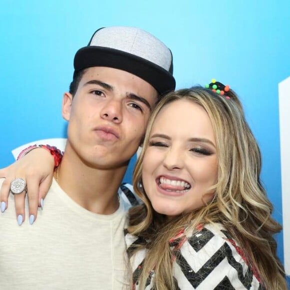 Thomaz Costa posta foto com Larissa Manoela em festa e é chamado de interesseiro por fãs da atriz