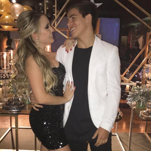 'Então, sem briga eu e a Lari continuamos amigos! Obrigado Lari e sua família por tudo, amo vocês', concluiu Thomaz Costa ao anunciar fim do namoro com atriz