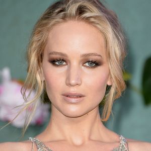 Jennifer Lawrence apostou em uma maquiagem sombreada nos olhos para a première do filme 'Mother!', em Londres, na Inglaterra, nesta quarta-feira, 6 de setembro de 2017