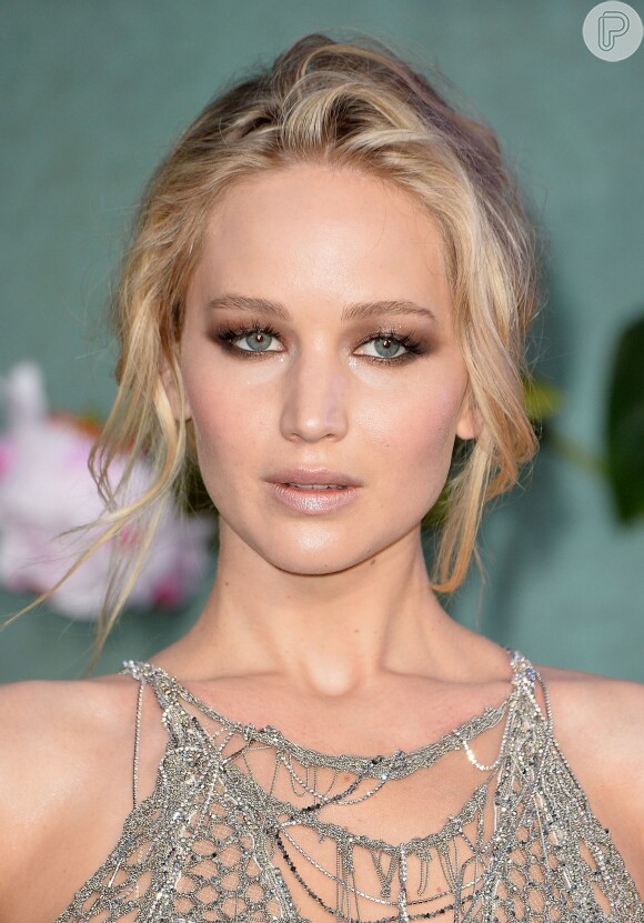 Jennifer Lawrence apostou em uma maquiagem sombreada nos olhos para a première do filme 'Mother!', em Londres, na Inglaterra, nesta quarta-feira, 6 de setembro de 2017