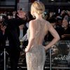 Além da transparência, o vestido de Jennifer Lawrence contava com grande decote nas costas
