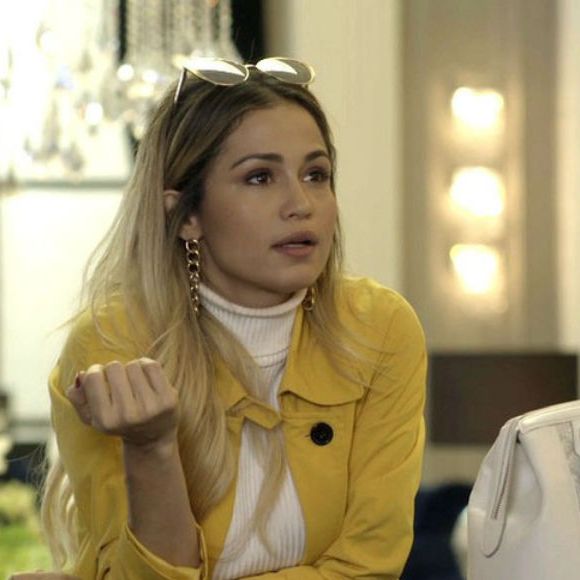 'Ela tem um bom coração e está se arrependendo, ela tem jeito. Sandra está vendo que o dinheiro não é tudo na vida e está se sentindo sozinha', afirmou Nanda Costa sobre sua personagem na novela 'Pega Pega'