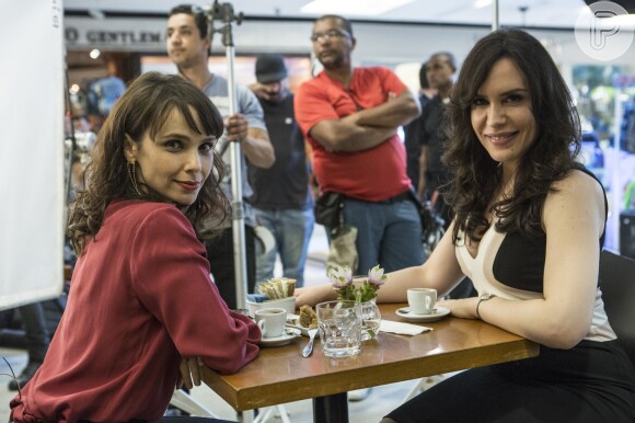Irene (Debora Falabella) contará com a ajuda da amiga Mira (Maria Clara Spinelli) para comprar uma barriga falsa, na novela 'A Força do Querer'