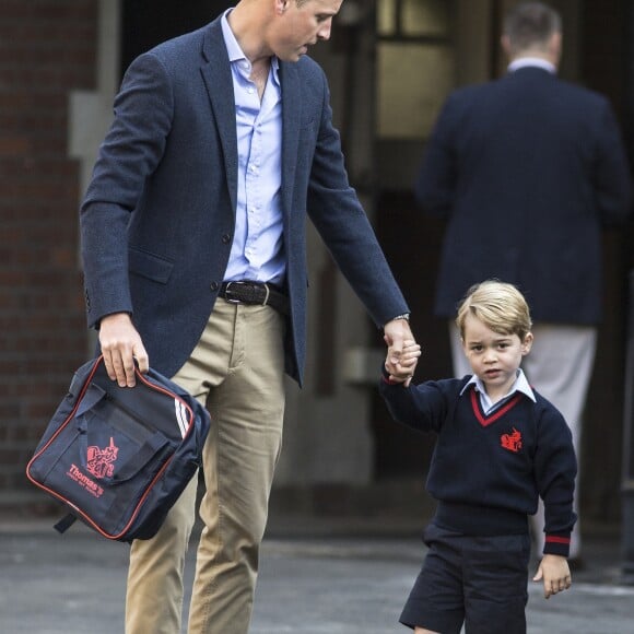 Príncipe George teve seu primeiro dia de aula nesta quinta-feira (07)