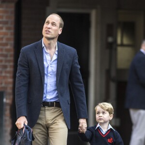 O pequeno George foi levado a aula pelo pai, Príncipe William