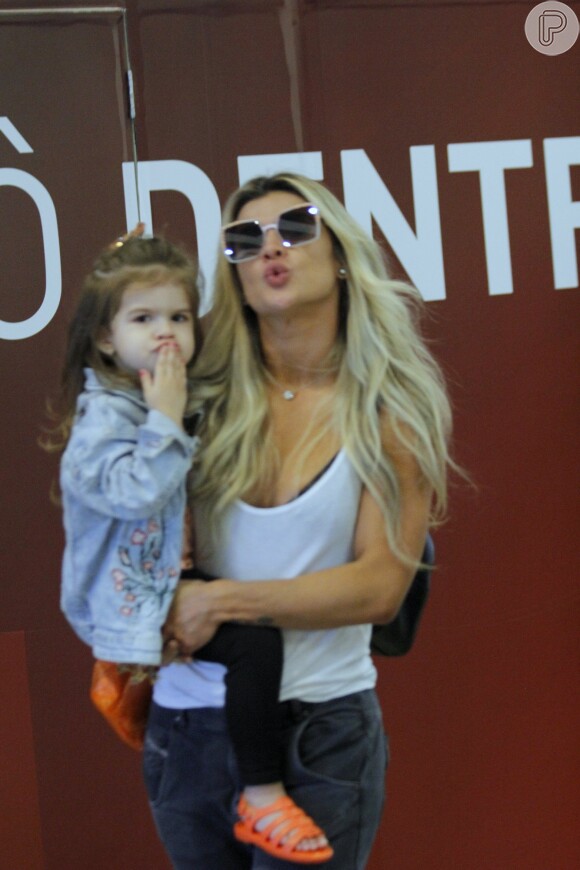 Mirella Santos viajou com a filha, Valentina, para Florianópolis