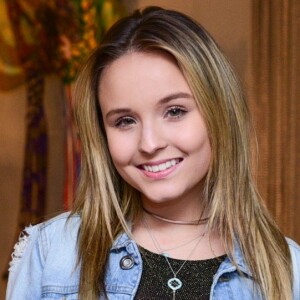 Larissa Manoela aprendeu a se maquiar desde pequena: 'Sempre soube me virar com maquiagem porque eu observava os maquiadores fazendo. Depois eu tentava fazer sozinha e foi dessa forma que aprendi'