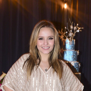 Larissa Manoela apostou em um look brilhante para receber fãs durante evento em São Paulo