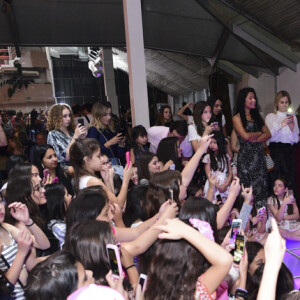 Larissa Manoela respondeu perguntas dos fãs durante encontro promovido na sexta-feira, 8 de setembro de 2017