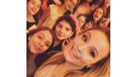 Larissa Manoela canta o hit "Sua Cara", de Anitta e Pabllo Vittar, durante encontro com fãs em São Paulo